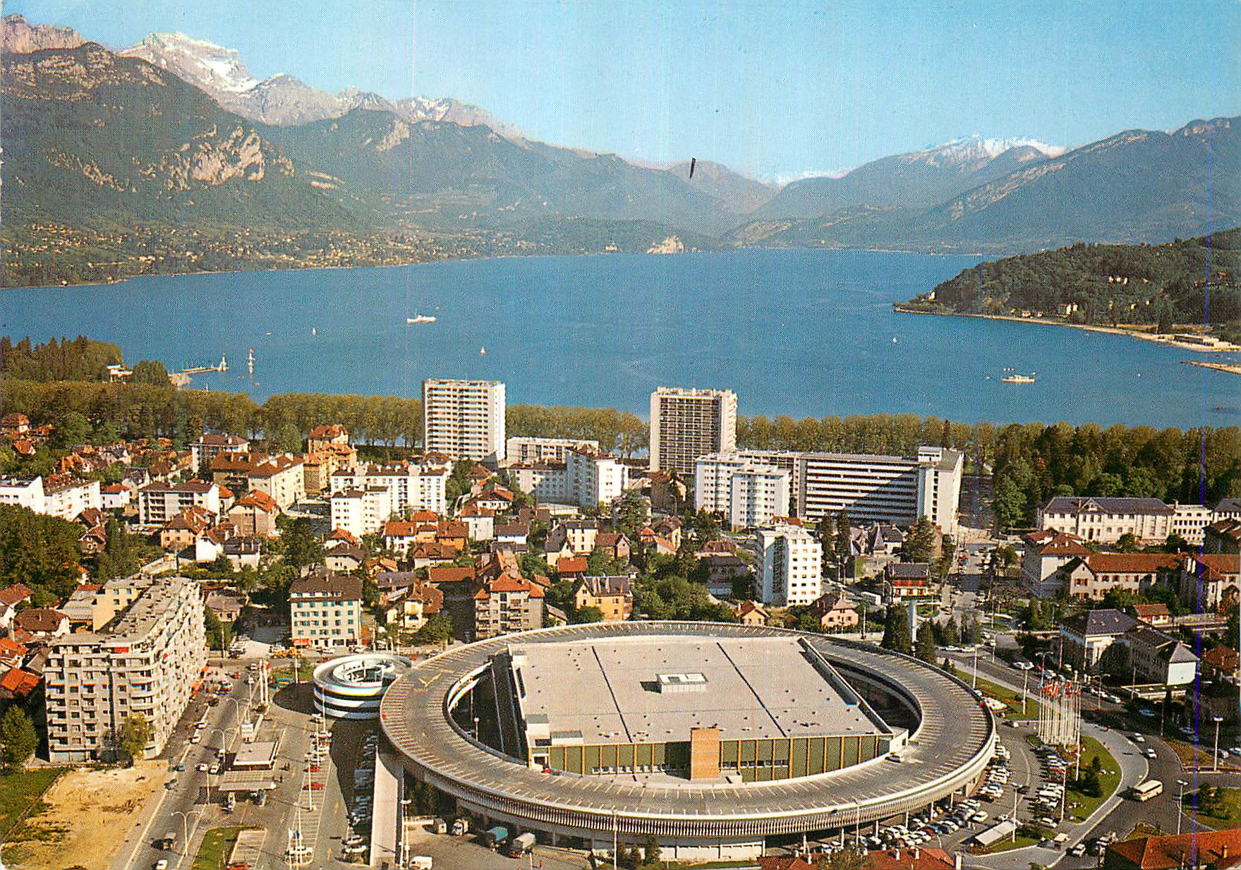 Annecy und sein See — Luftbild. Im Vordergrund die Nouvelles Galeries — NG20