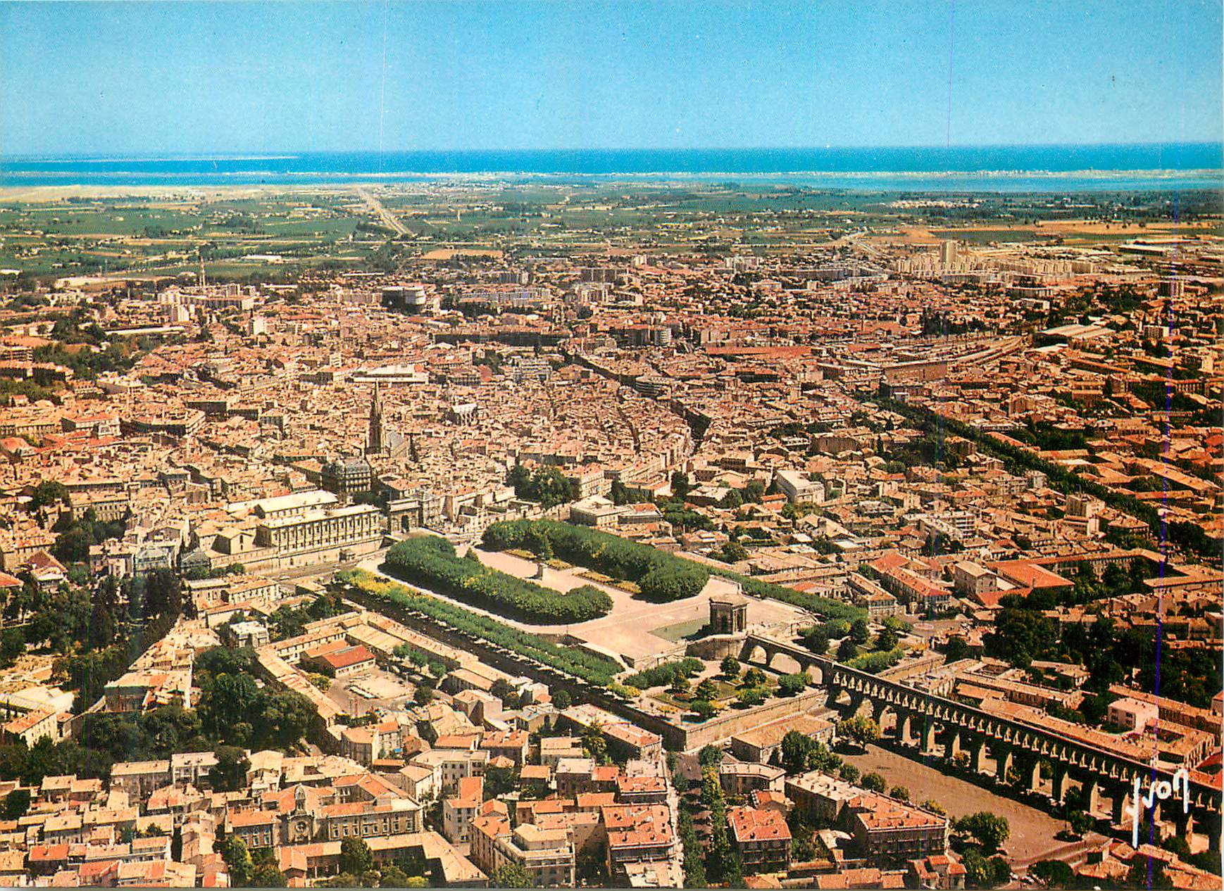 CPM Montpellier Herault Vue generale au premier plan le Jardin du Peyrou et les Arceaux 