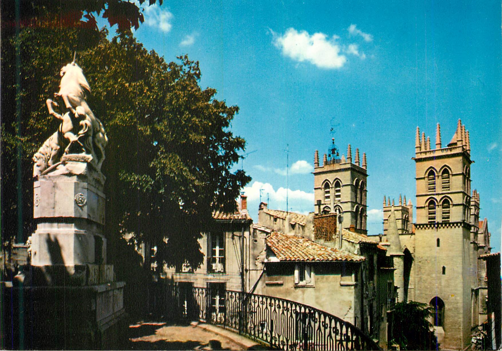 Montpellier (Hérault) — La fontaine des Licornes et les tours de la cathédrale Saint-Pierre — cap theojac 340620