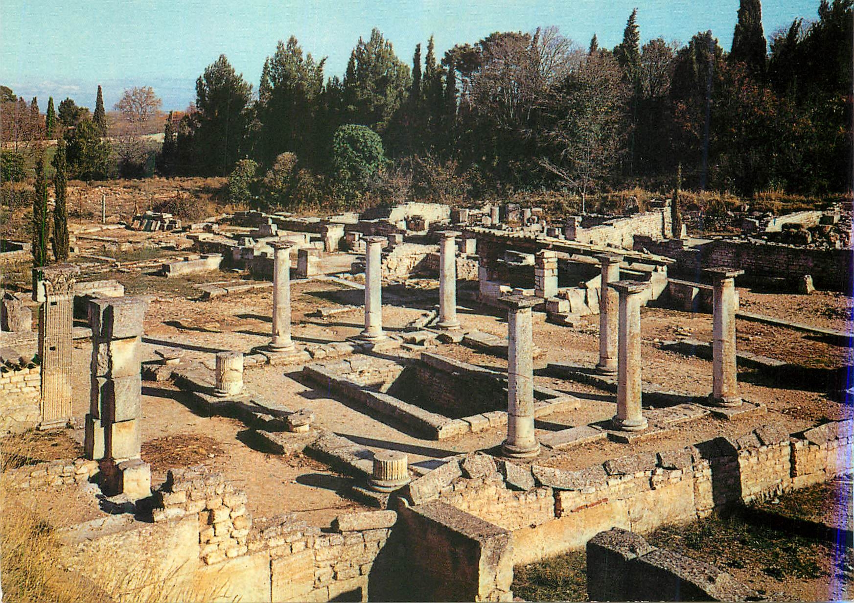 Glanum — Peristyle and Cistern of the House of Antes (Is. av. J.-C.) — Editions Moisenay-Le-Petit