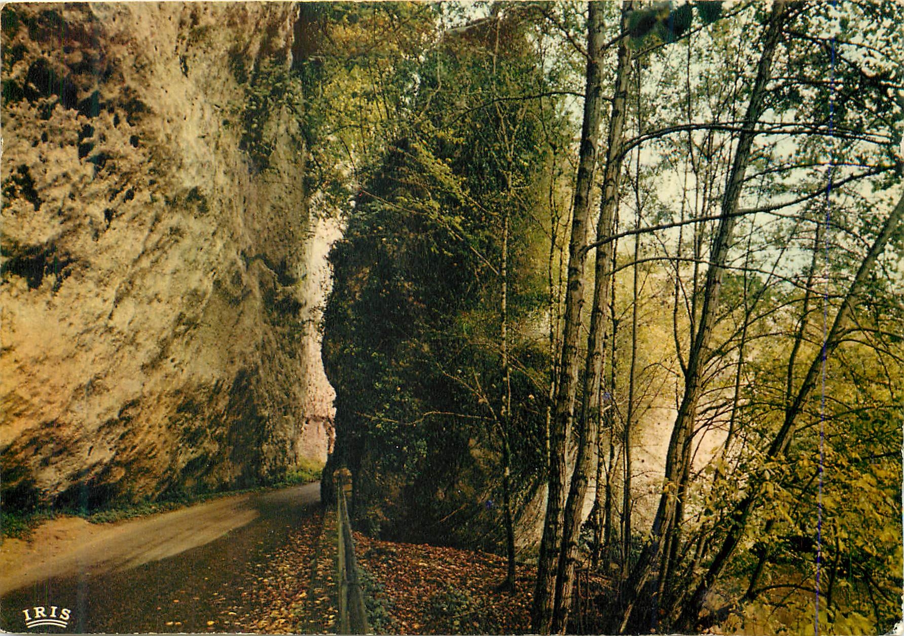 Les Eyzies — Valley of the Vézère — Le Pas du Miroir — Éditions Mexichrome
