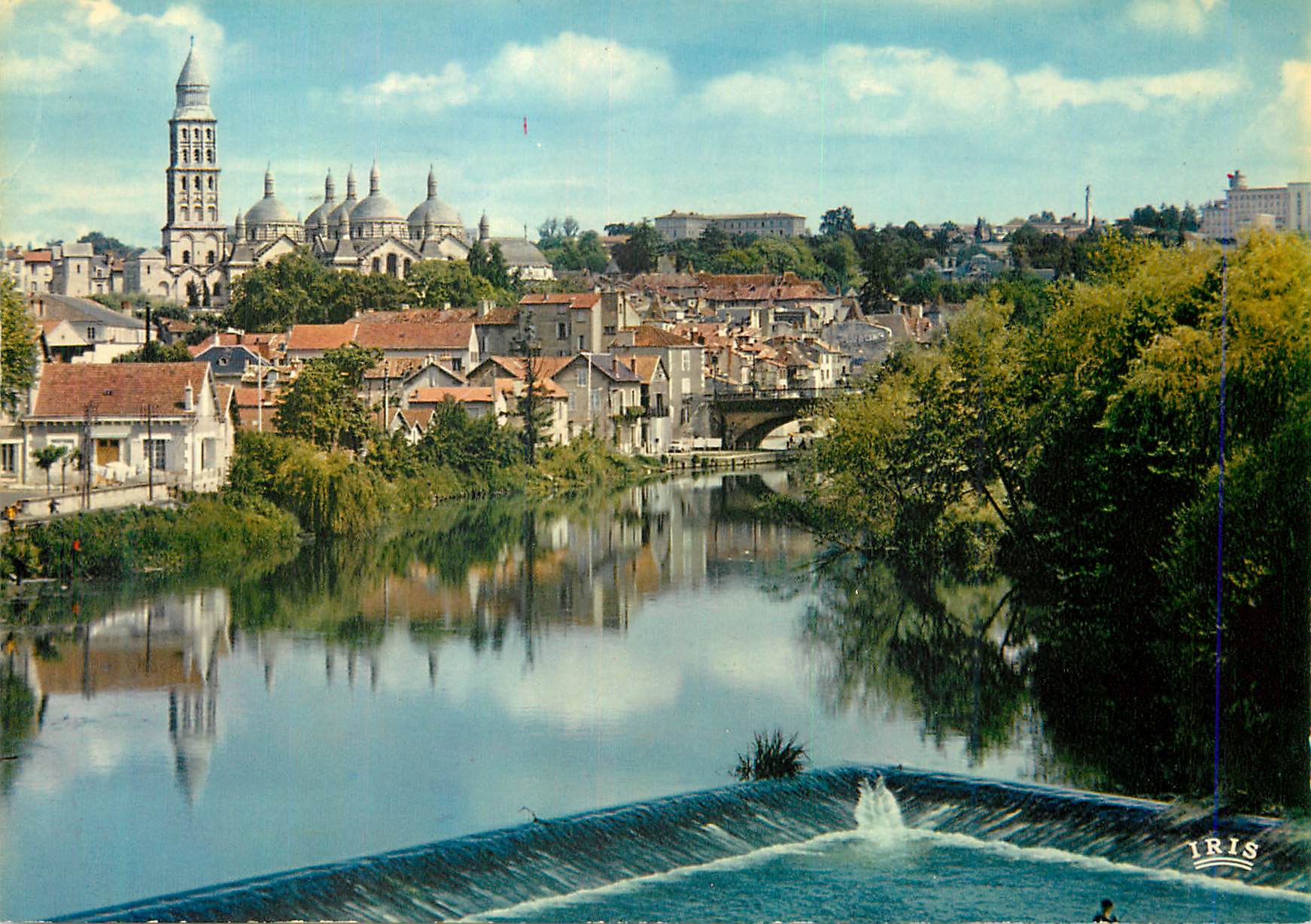 CPM Perigueux (Dordogne) Les Bords de l'Isle La Cathedrale Saint Front avec ses Cinq Coupoles