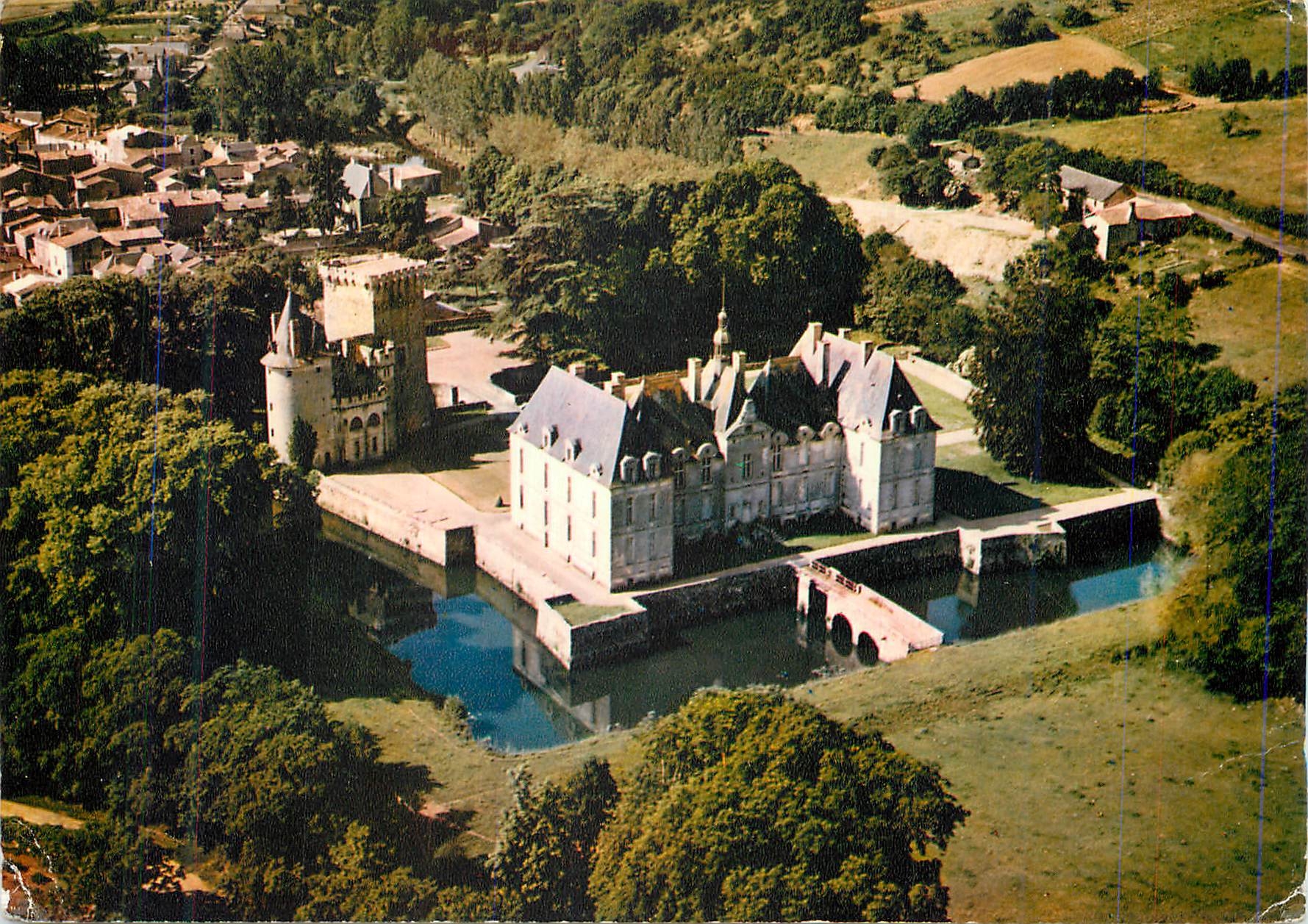 CPM St Loup sur Thouet (Deux Sevres) Vue Aerienne Le Chateau (XIVe XVIIe S)