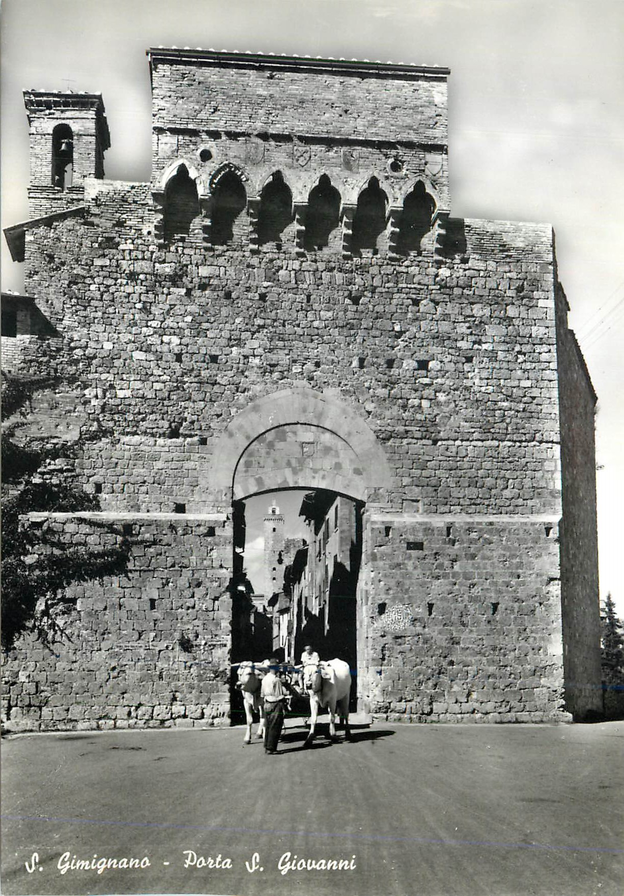 CPM S Gimignano Porte de S Jean Attelage Bœufs