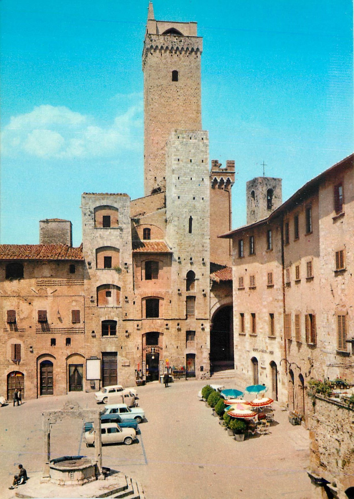 CPM Citta Di S Gimignano (Siena) Place Della Cisterna avec Tours Ardinghelli