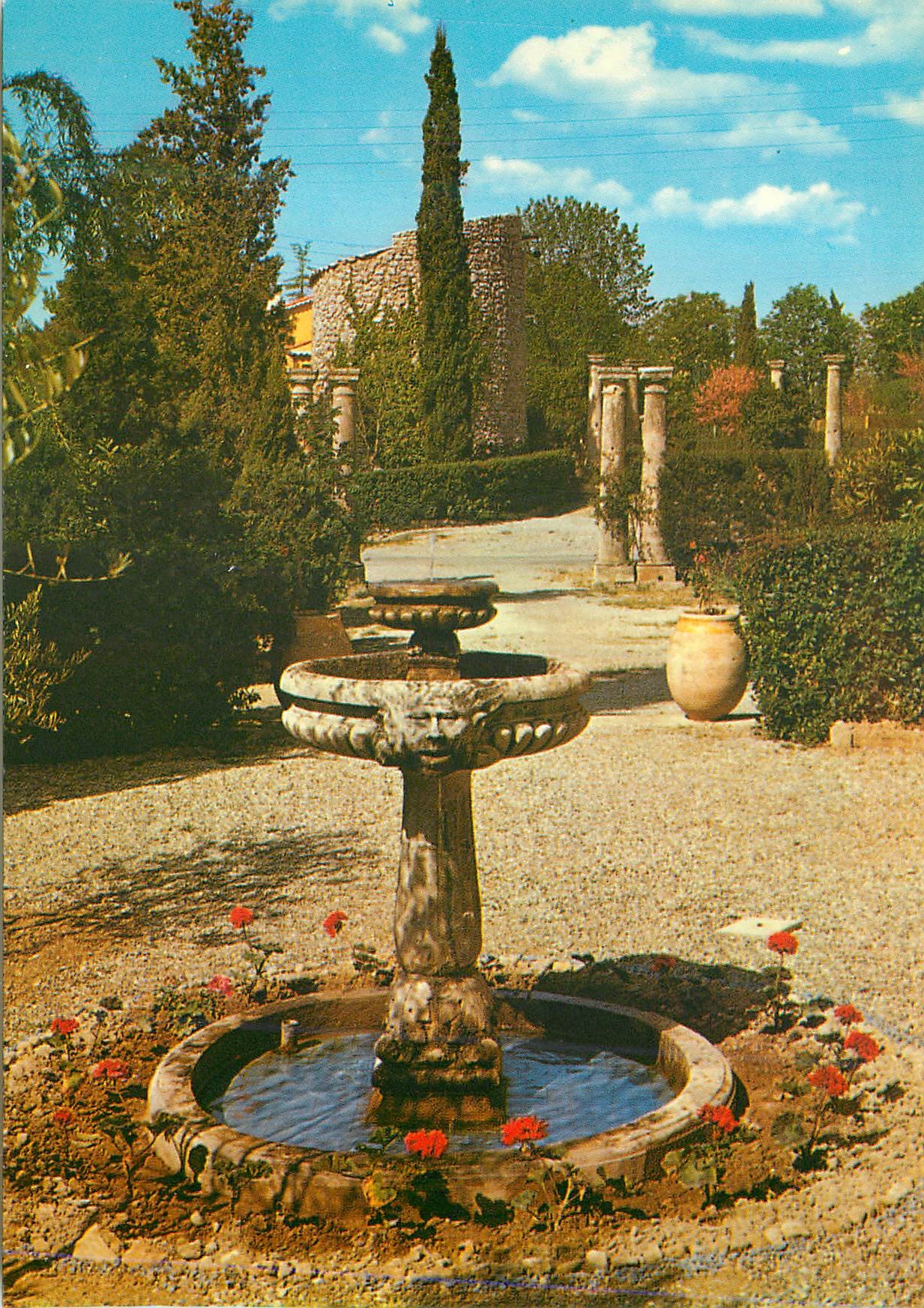 Fontaine de la Butte des Trois Moulin — La Cité du Roy René — Éditions de France