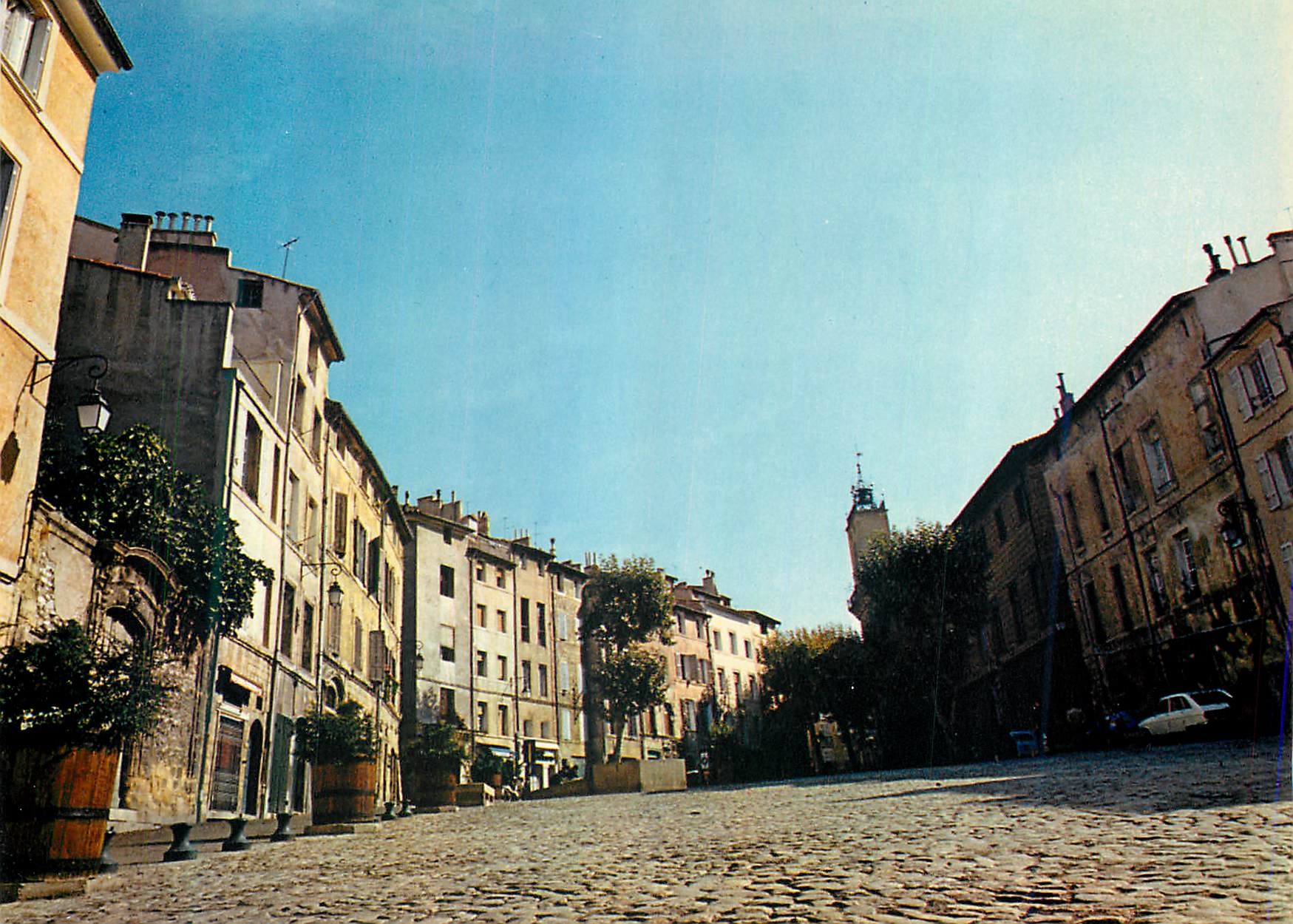 Place des Cardeurs — Cité du Roy René — éditions de france