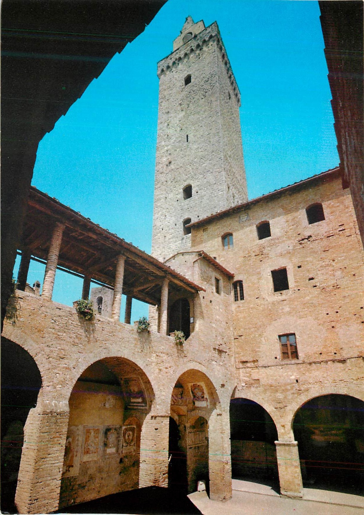 CPM Citta di S Gimignano (Siena) Cour de l'Hotel de Ville et Tour Grosse (XIII Siecle)