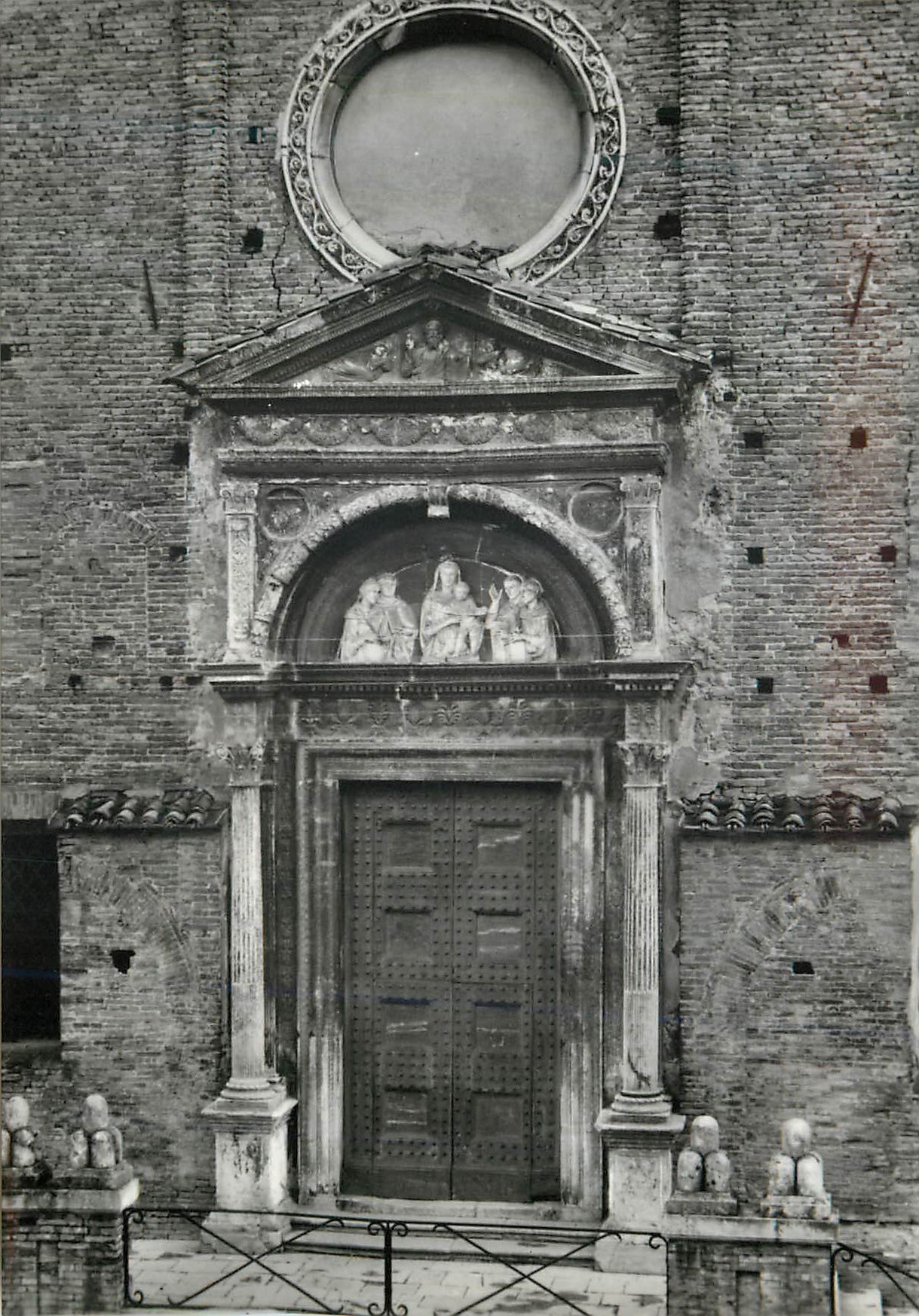 CPM Urbino St Dominique Portail avec Lunette de Luca della Robbia (XV Siecle)