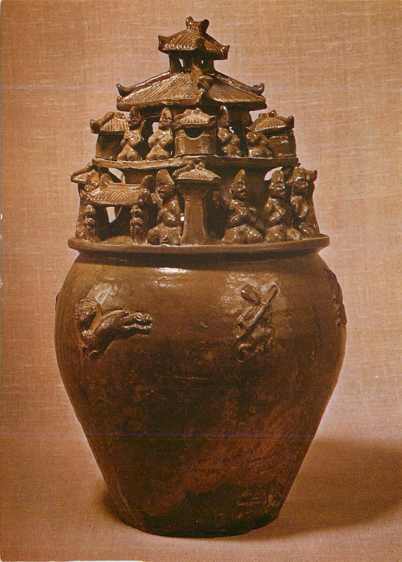 Jarre en proto-céladon — Époque des Tsin de l'Ouest (265-316) — L.P.A. Éditeurs, Paris