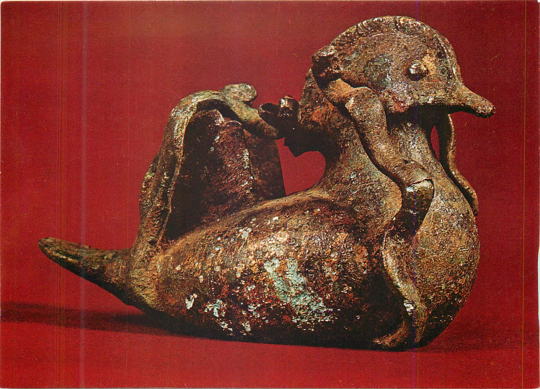 CPM Chine Epoque des Han Anterieurs (206 av 8ap J C) Canard entoure d'un Serpent Bronze dore (Decouverte a Che tchai Cha