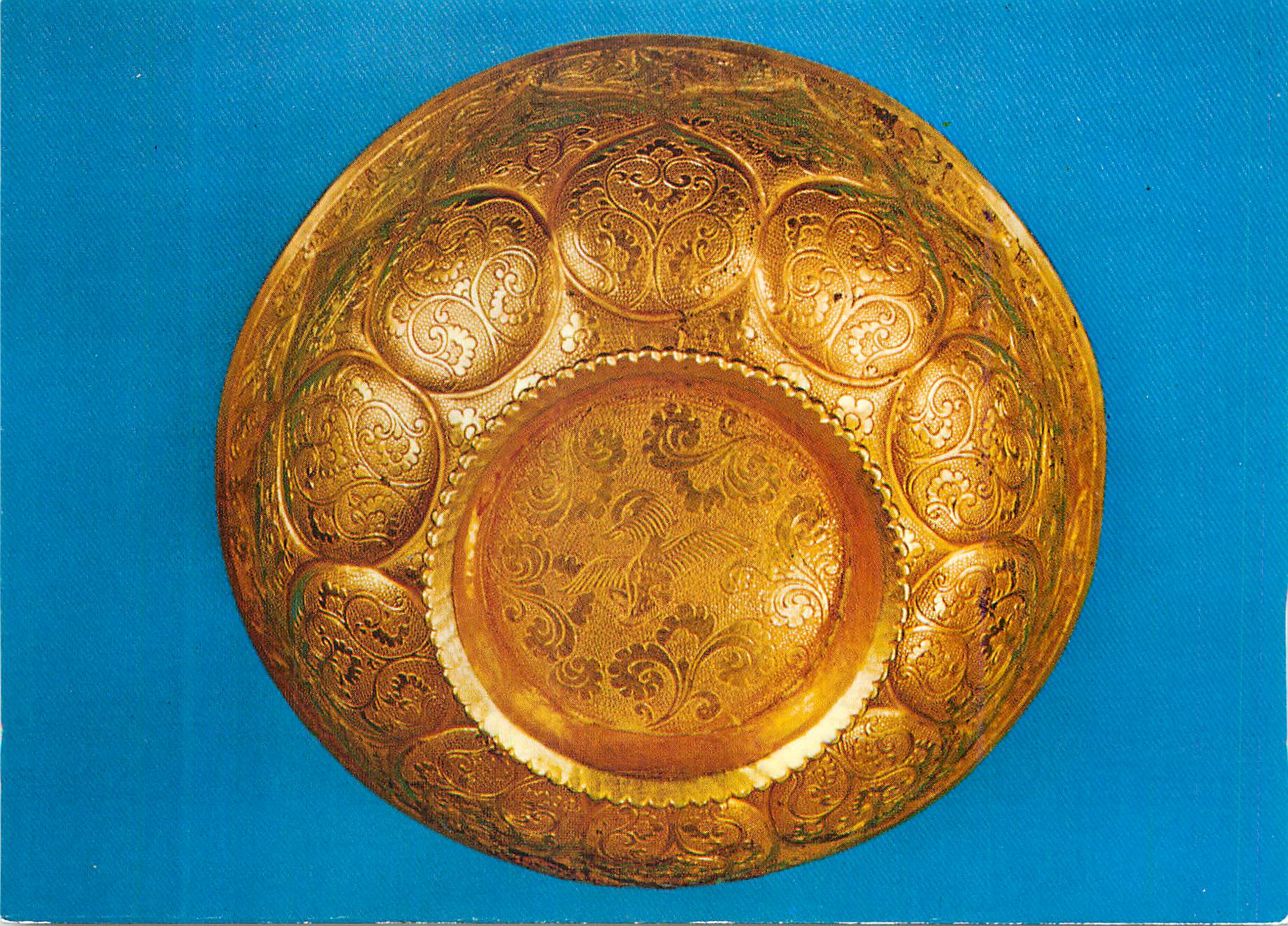 CPM Chine Epoque des T'ang (618 907) Bol en Petales de Lotus Or Repousee et Incise (Decouvert en 1970 a Si ngan