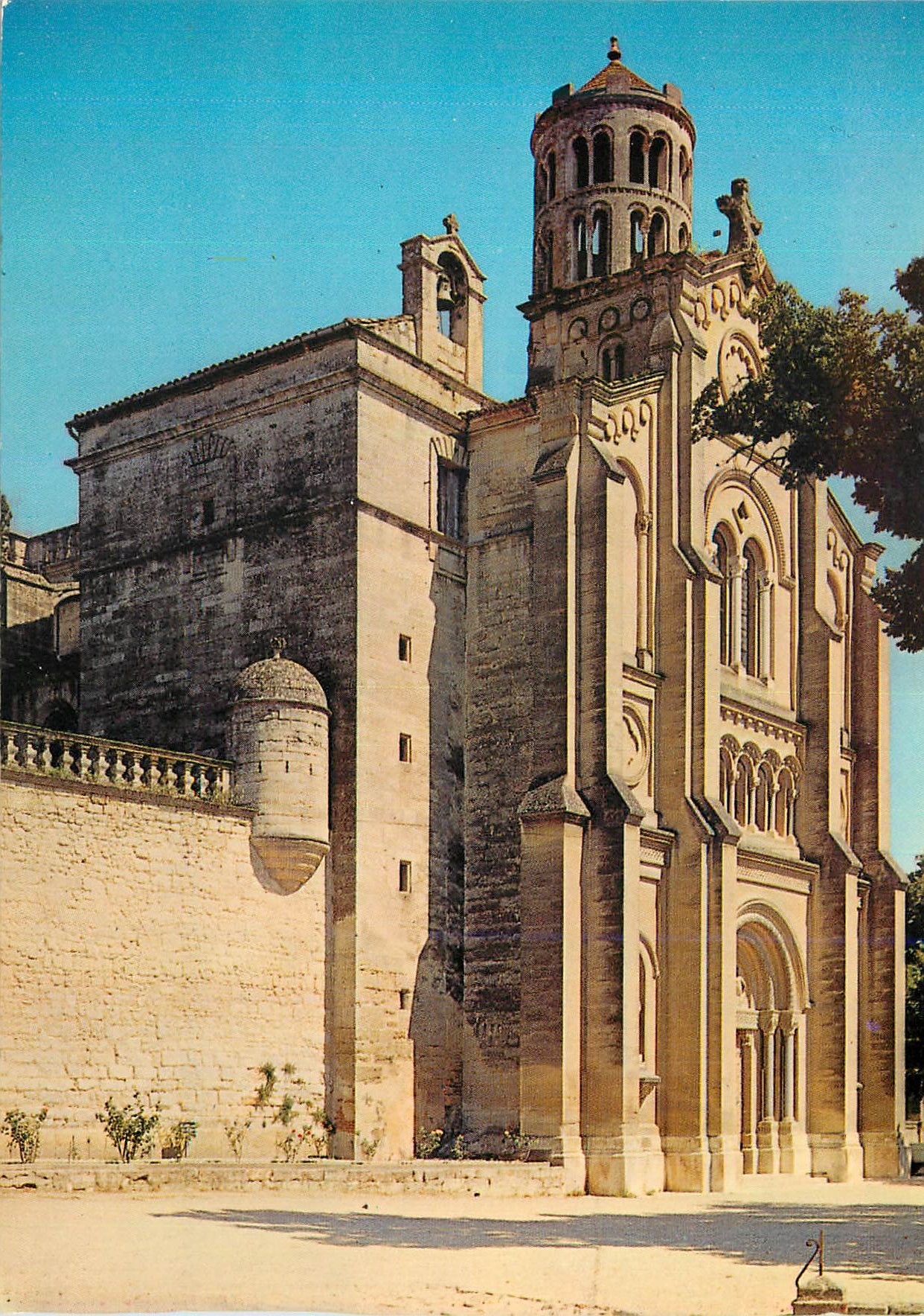 CPM Uzes (Gard) 1er Duche de France la Cathedrale