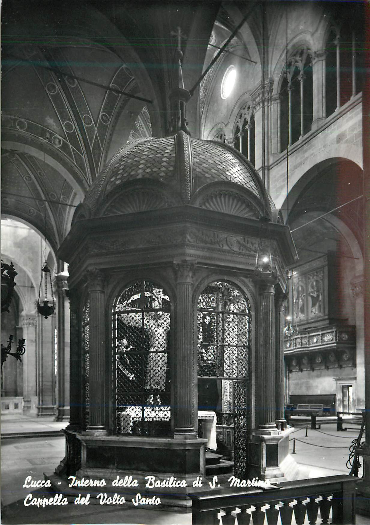 CPM Lucca Interieur de la Basilique de St Martin Chapelle du Saint Visage