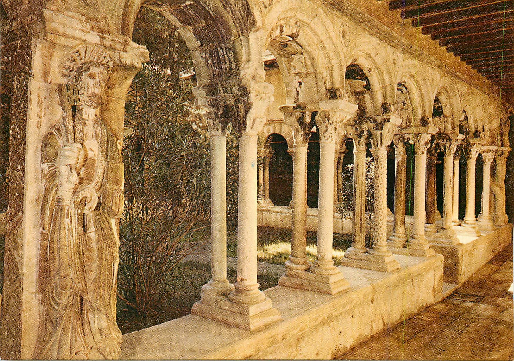 Cathédrale Saint-René — Architecture du Cloître — Société des Gouleurs Naturelles