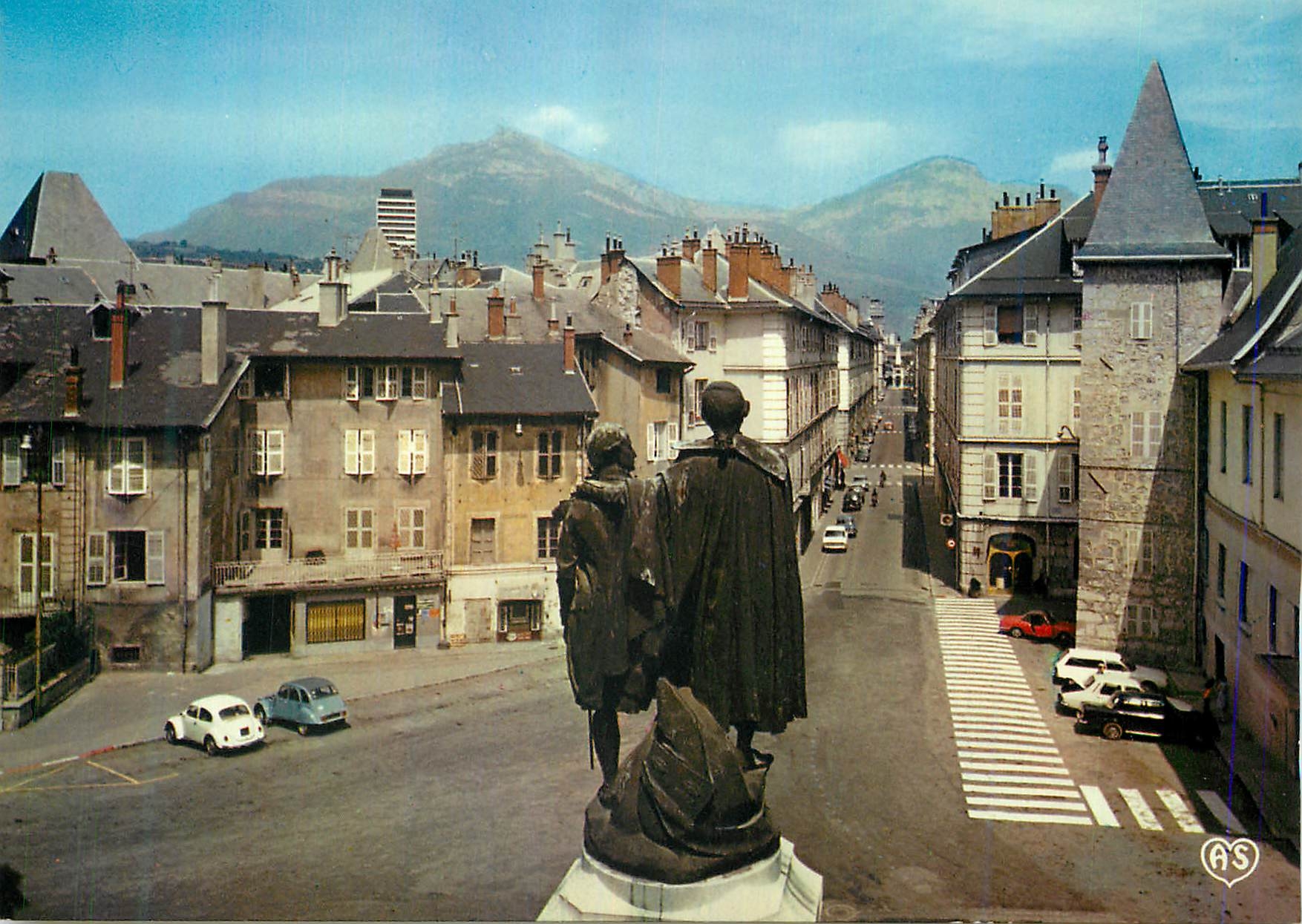 CPM Depuis le Portail d'Entree du Chateau des Ducs de Savoie La Statue des Freres Demaistdres