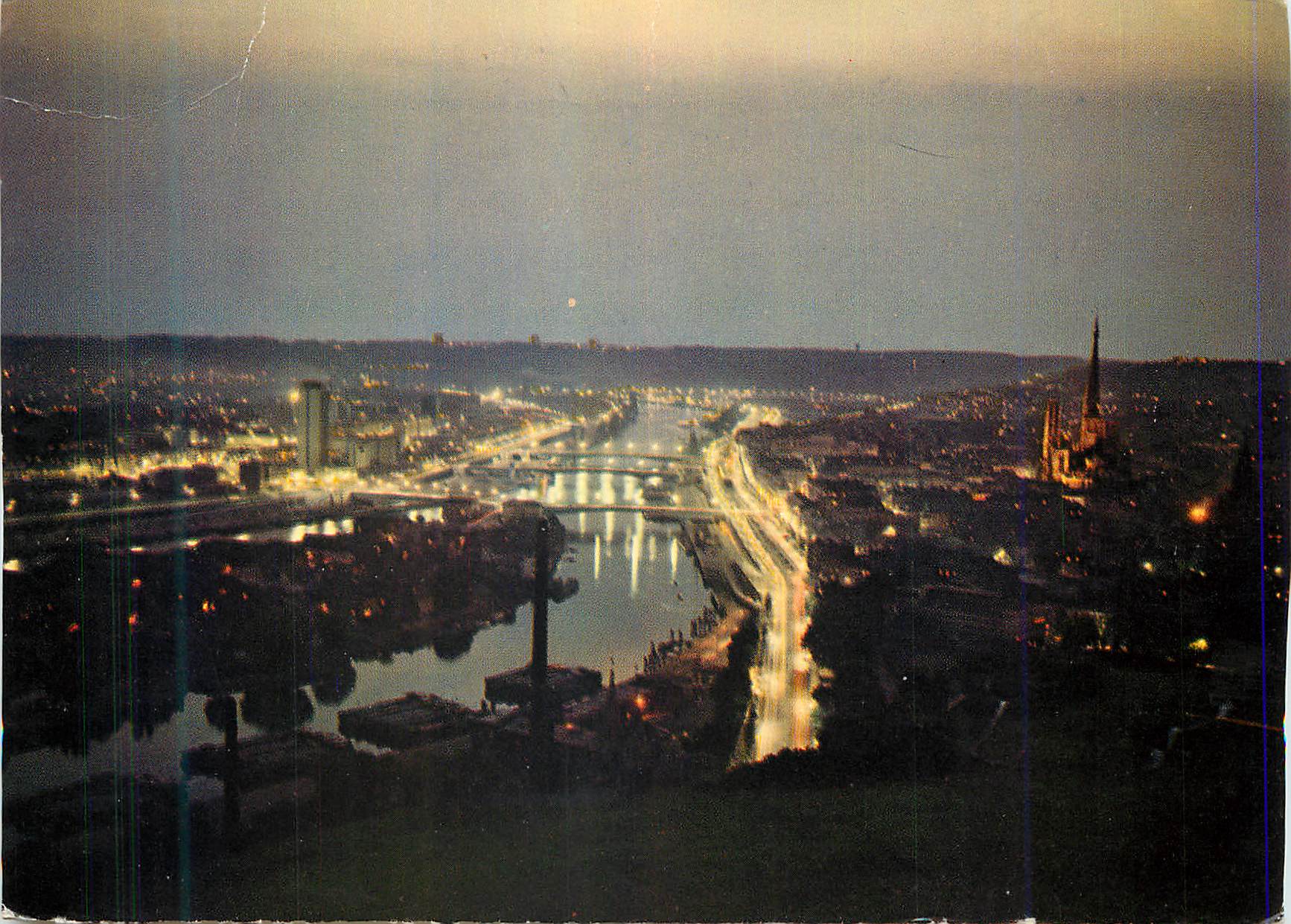 CPM Rouen (Seine Maritime) Vue Generale Vers la Cathedrale