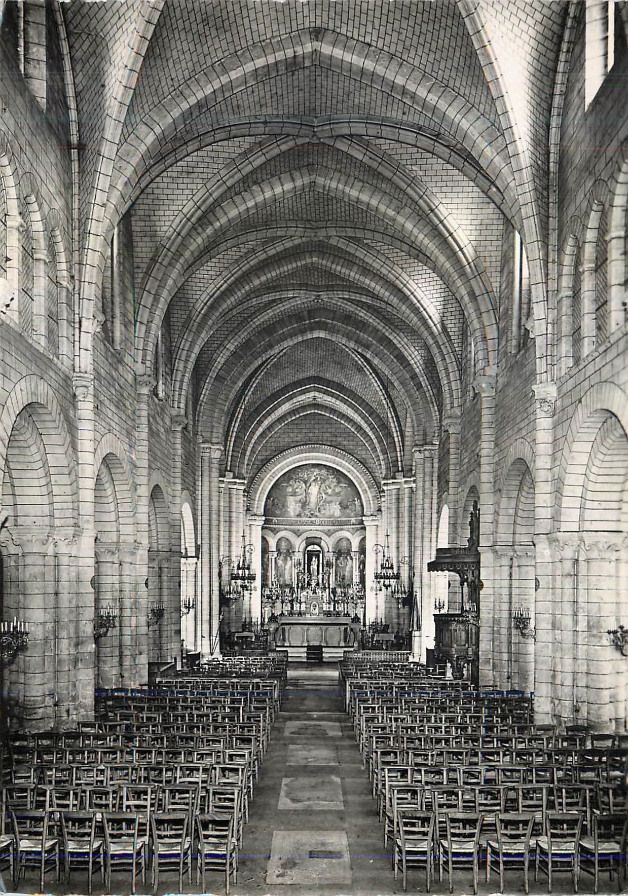 CPM Basilique Notre Dame de Longpont (S et O) La Nef (XIe et XIIe Siecles)
