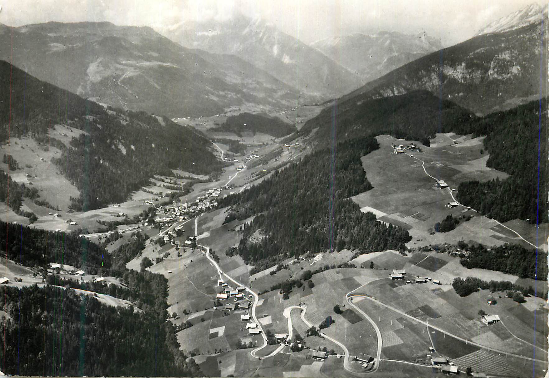 Le Grand Bornand (Haute-Savoie) — vue aérienne générale sur la vallée et route de la Colombière — Éditions J. Cellard, Bron