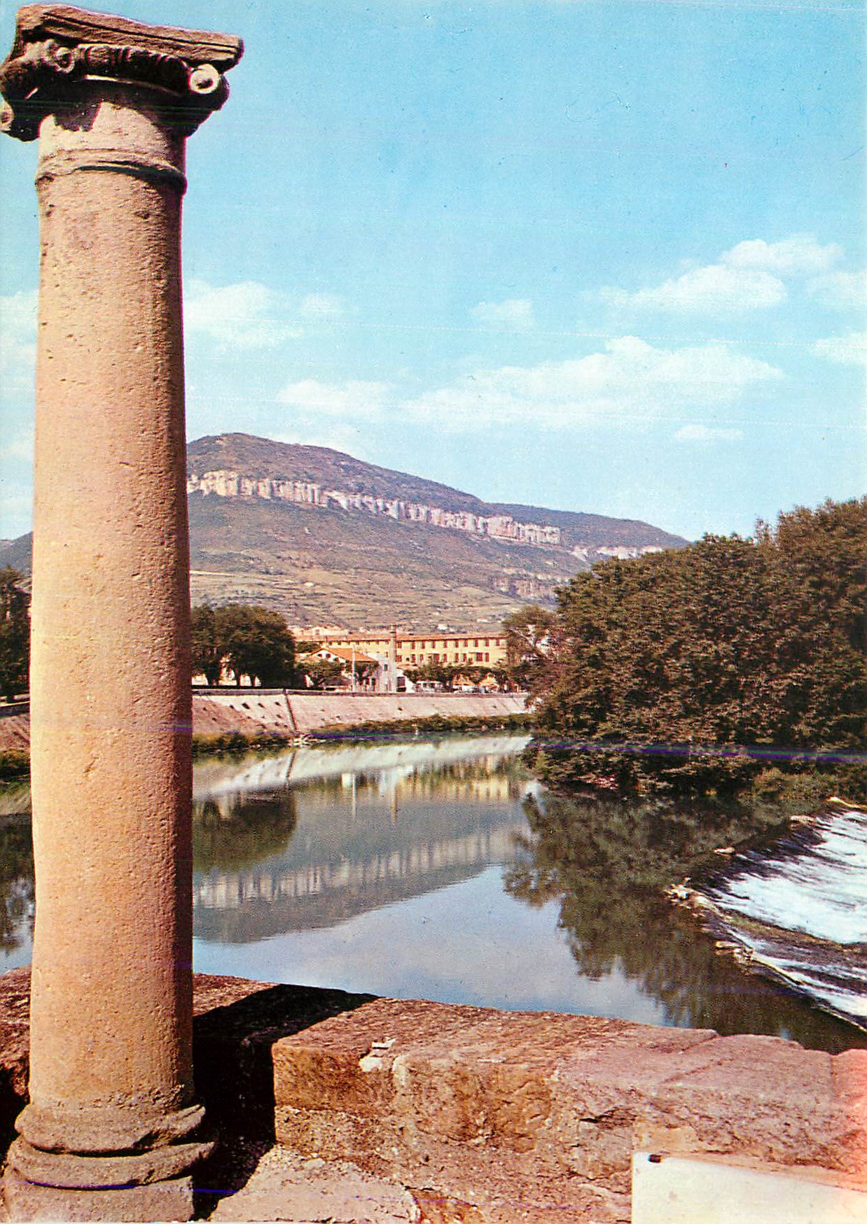 Millau (Aveyron) — Les Quais du Tarn, au fond le Causse Noir — Éditions NOVE