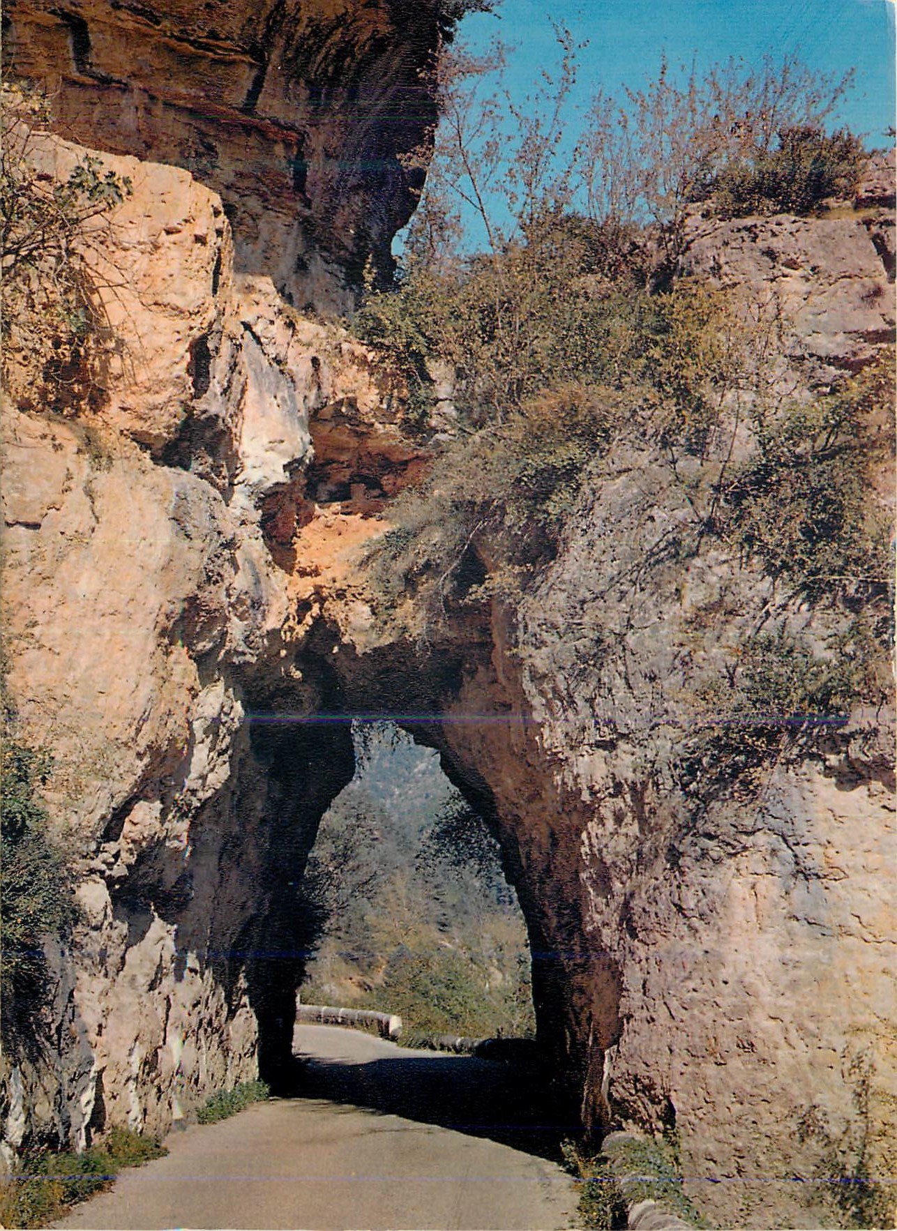 CPM Les Gorges du Tarn (Lozere) Les Beaux Sites de France Rocher Chevauchant la Route Nationale