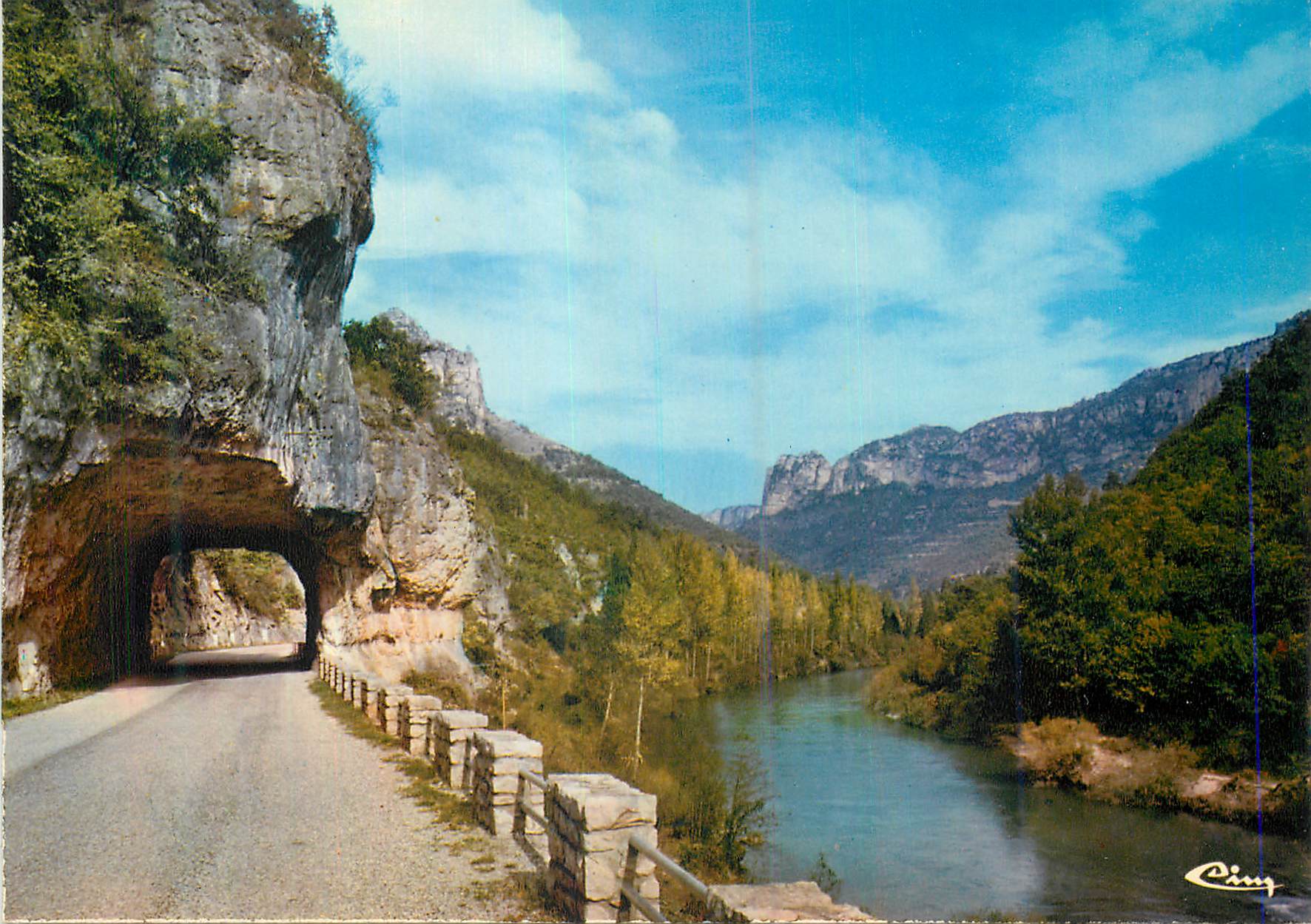 Gorges du Tarn — Un tunnel sur la route nationale longeant le Tarn — Ciny