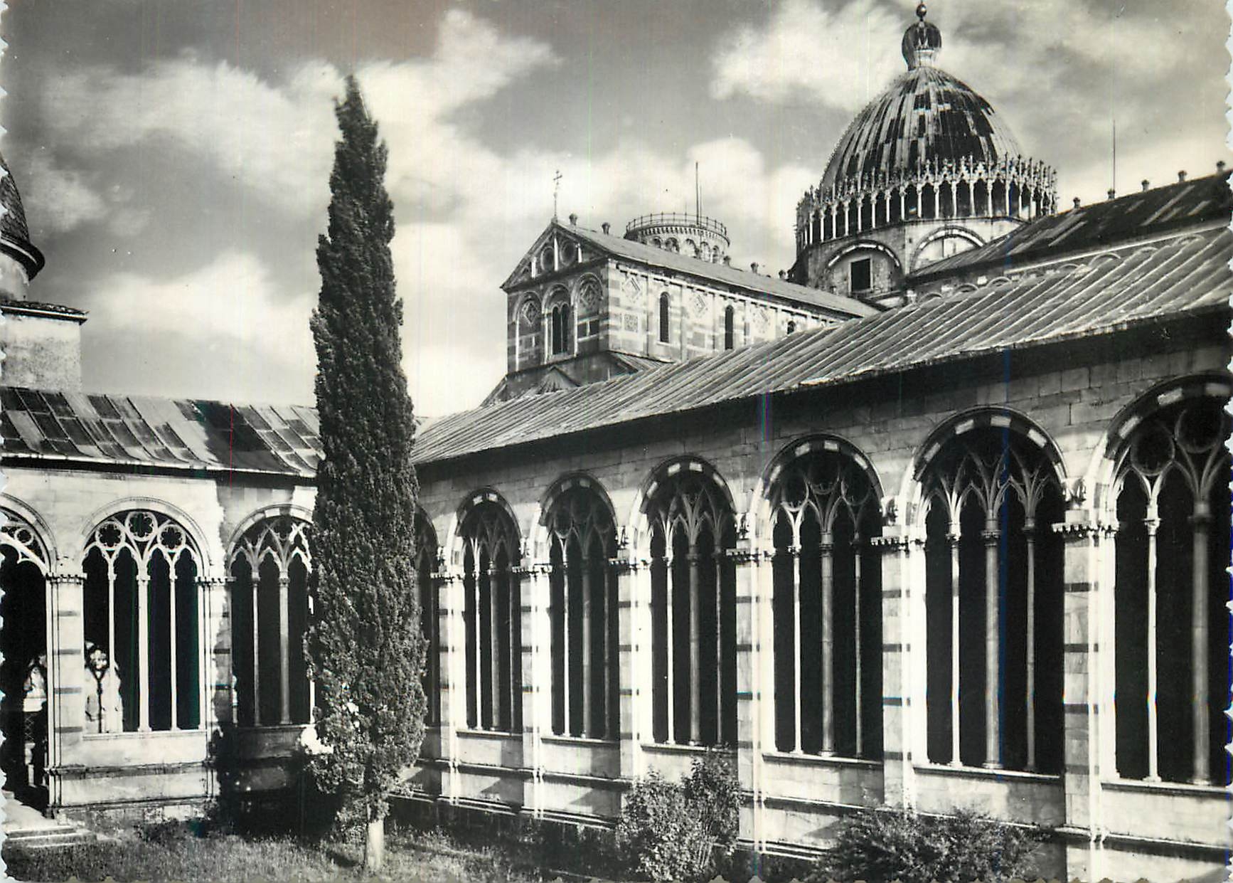CPM Pisa Un Angolo del Camposanto Con la Cupola del Duomo
