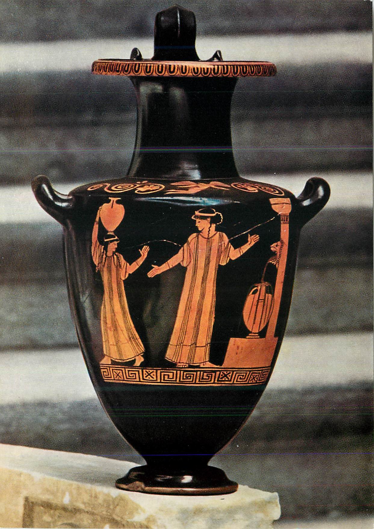 Hydria de style rouge figuré — Berliner Maler, Madrid Museo Arqueológico — n° 1299