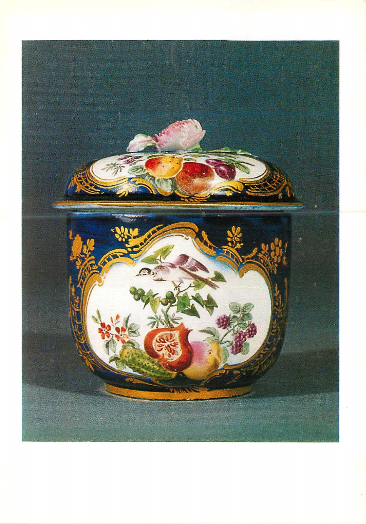 Sucrier à fond bleu foncé — Porcelaine tendre, Tournai — Marque à la tour d'or — 1763-1774