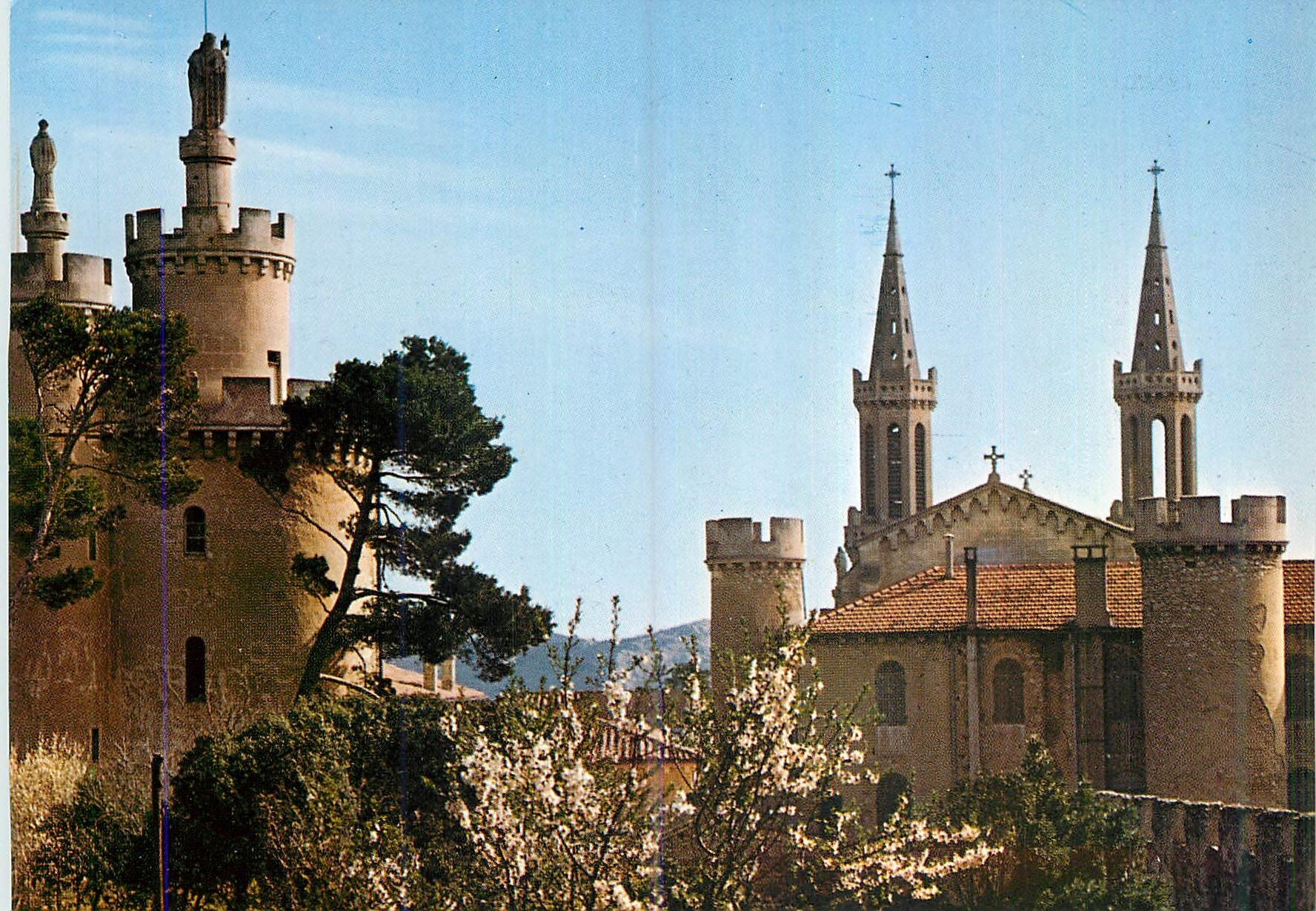 Abbaye de St-Michel-de-Friгоlet — vue du château et de l'église — Société ITALIE NATURELLES
