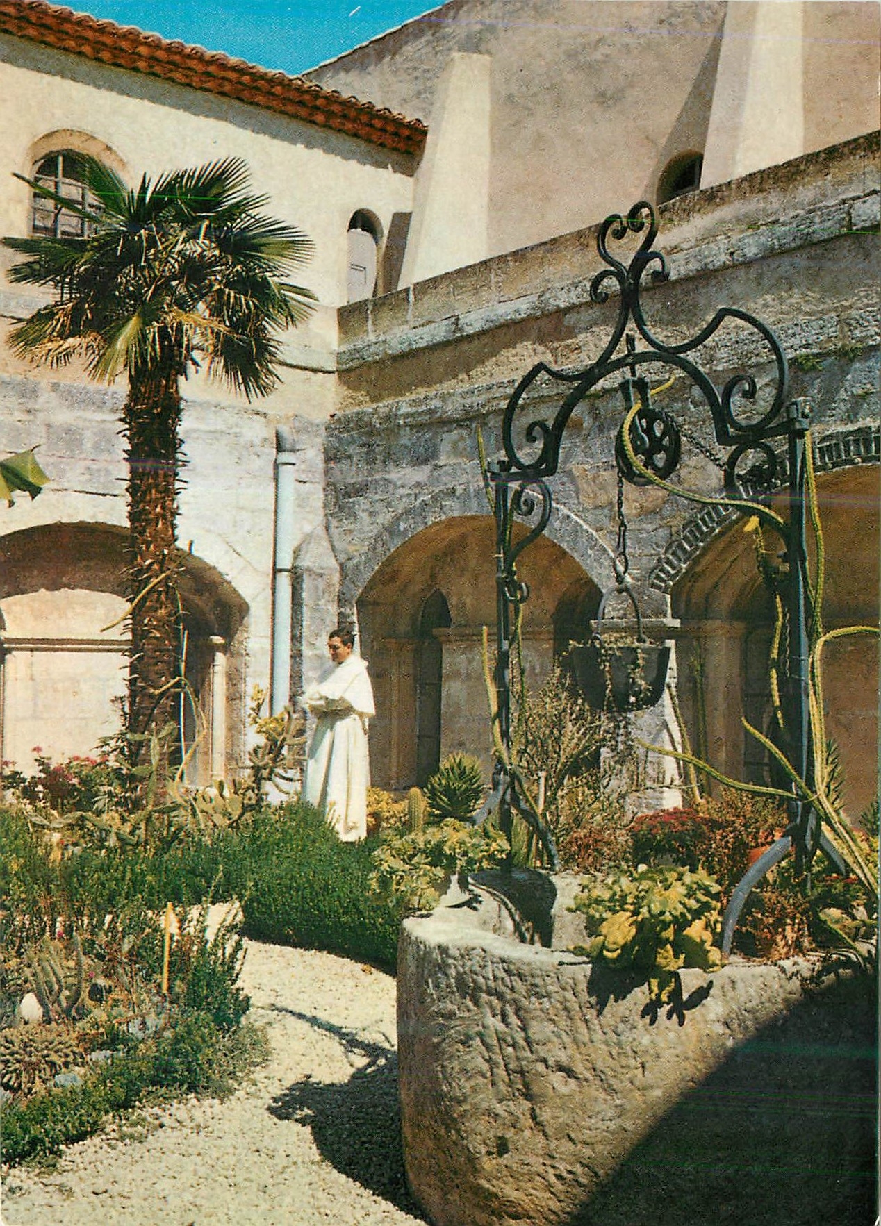CPM Tarascon Abbaye de St Michel de Frigolet Cloitre du XII e siecle et le Puits
