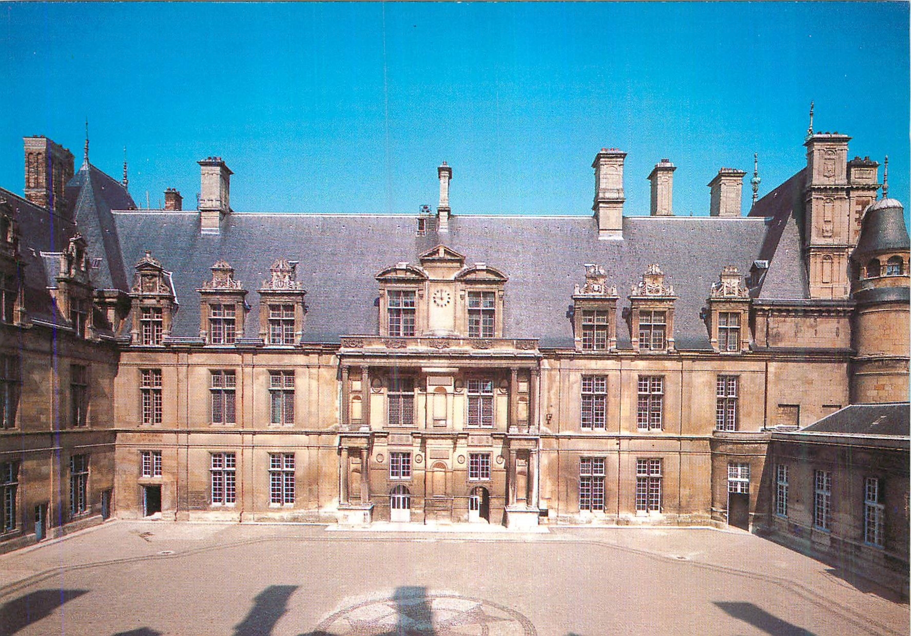 CPM Musee National de la Renaissance Chateau d'Ecouen (Val d'Oise) Facade Nord sur Cour