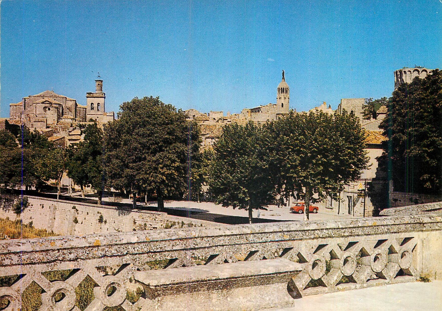 CPM Uzes (Gard) 1er Duché de France Residence des Ducs d'Uzes depuis plus de 10 siecles Vue generale sur la ville