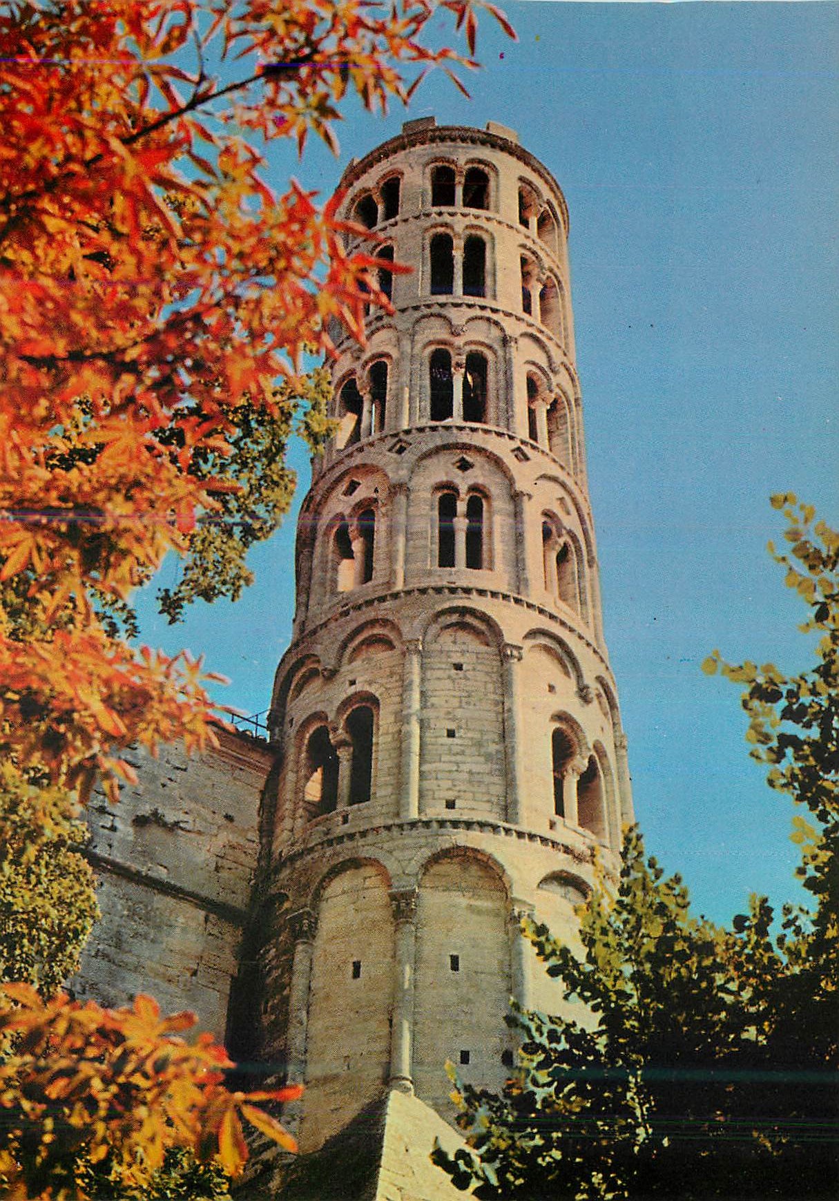CPM Uzes (Gard) 1er Duche de France Residence des Ducs d'Uzes depuis plus de 10 sieces La tour Fenestrelle datant du XII