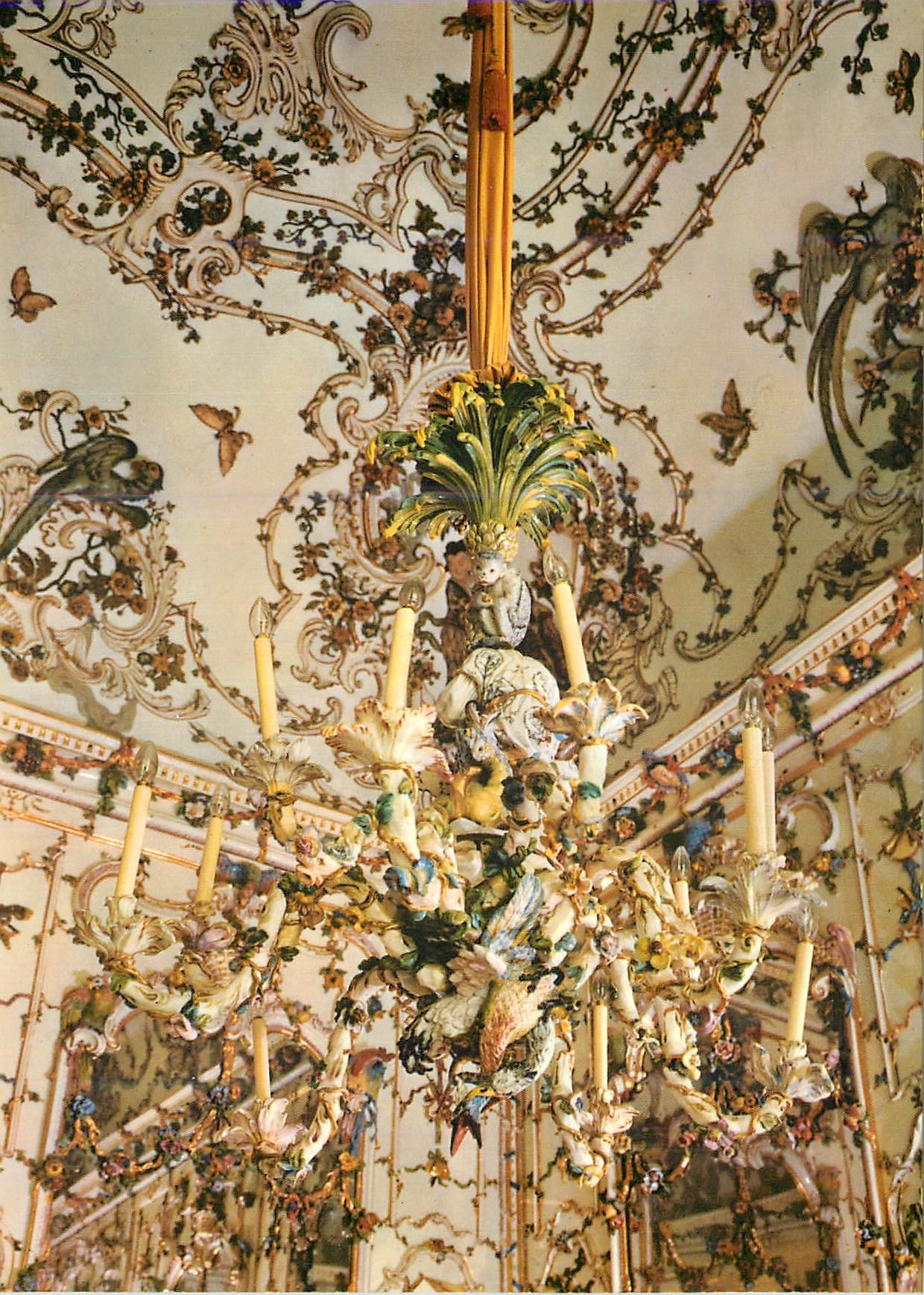 Museo di Capodimonte - Neapel — Salottino della Regina Maria Amalia — großer Kronleuchter