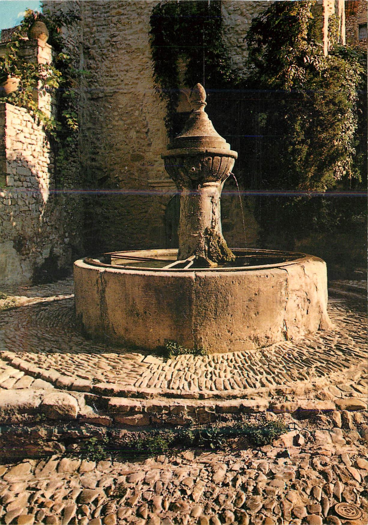 Vaison-la-Romaine — Fontaine de la Haute-Ville — Éditions Le Petit