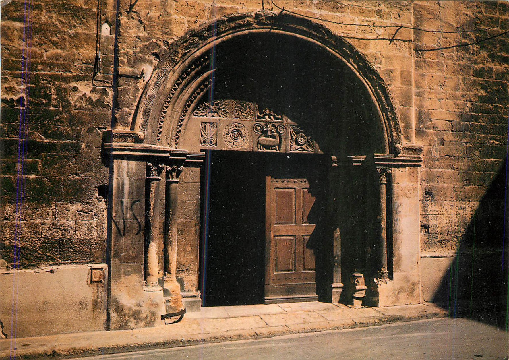 CPM Salon de Provence (B du R) Les Belles Images de Provence Porte de l'Eglise St Michel construite entre 1220 et 1238
