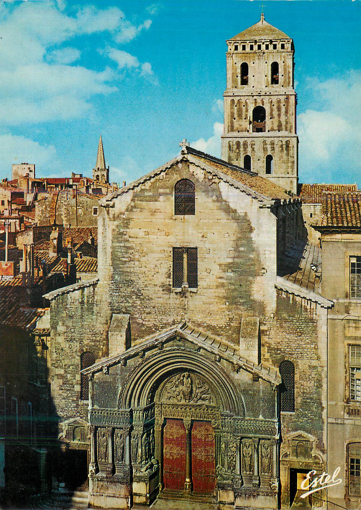 CPM En Provence Arles (Bouches du Rhone) La cathedrale Saint Trophime (XIIe siecle) et son porche roman