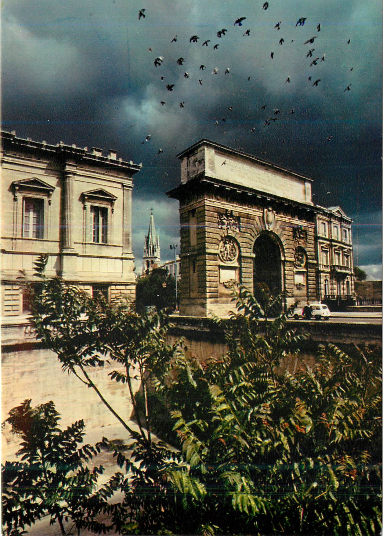 CPM Montpellier (Herault) A l'entree de la promenade du Peyrou la porte du Peyrou