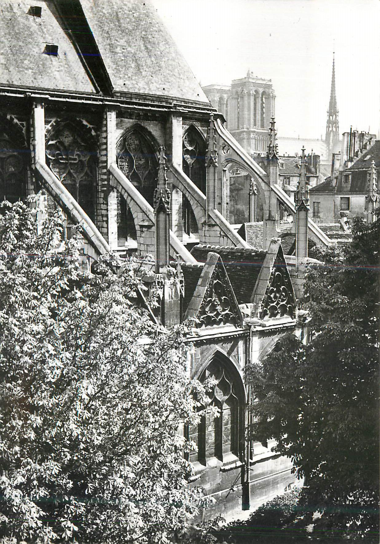 CPM Paris Eglise St Severin Cote sud Au loin Notre Dame