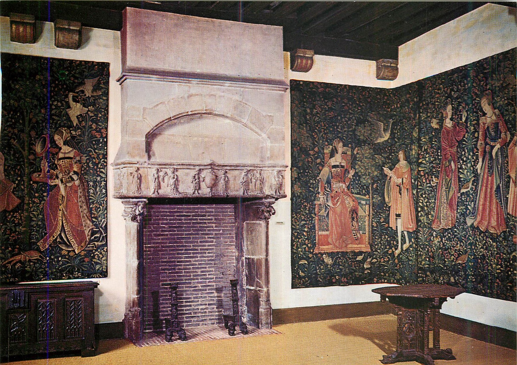 CPM Paris Musee de Cluny Salle de la Vie Seigneuriale Tapissserie des Pays Bas du Sud (vers 1500)Cheminee provenant du M