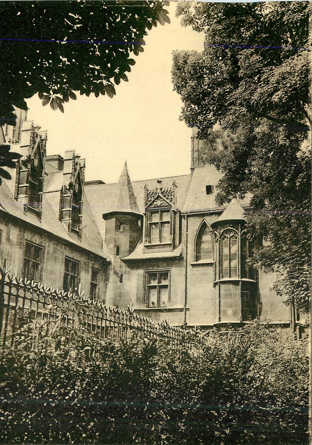 CPM Paris Hotel des abbes de Cluny Les deux pittoresques facades de cette demeure qui ont vue sur le jardin appartiennen