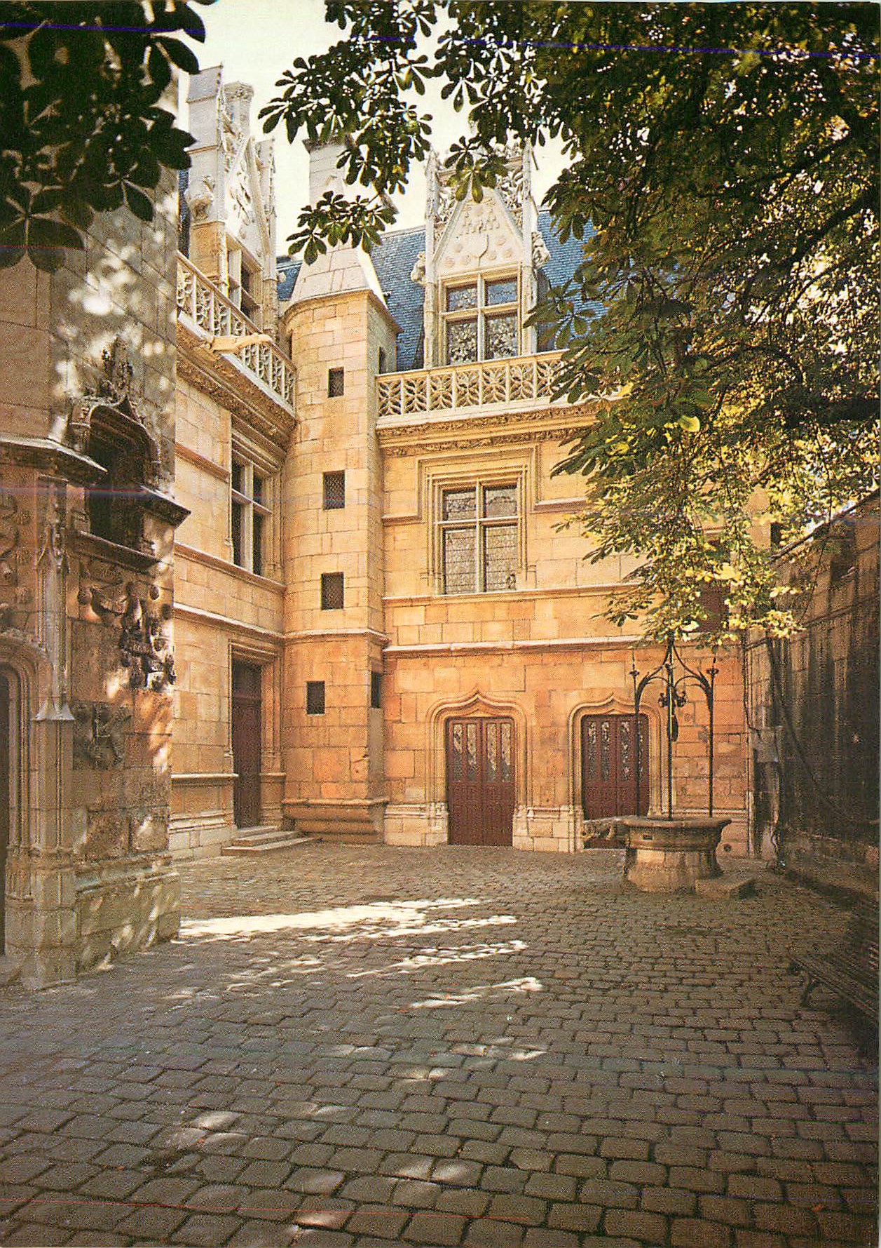 CPM Paris Musee des Thermes et de l'Hotel de Cluny Vue interieure de la cour de l'Hotel de Cluny XVe siecle