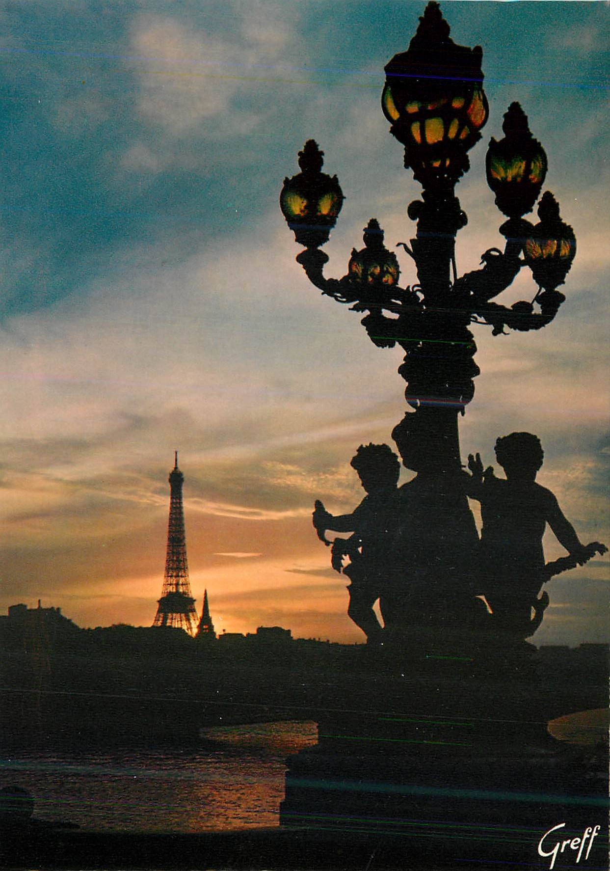 Paris — La Tour Eiffel depuis le Pont Alexandre III et la flèche de l'Église Américaine — Editions Greff
