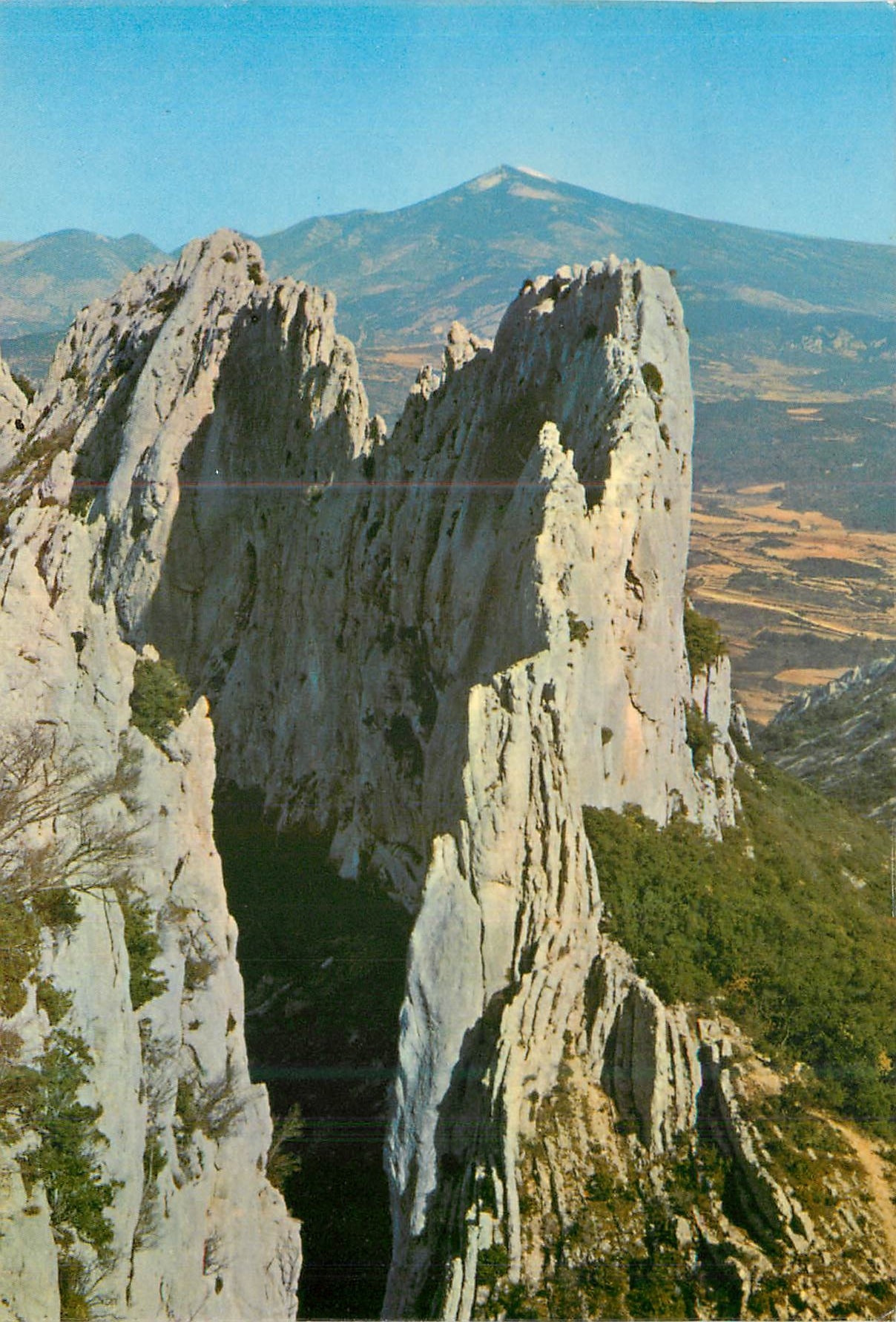 Les Dentelles de Montmirail — au col du Queyron, les Arêtes de la Poustérie, au fond le Mont-Ventoux (1912 m.) — Éditions GARCOLOR - 84 SABLET