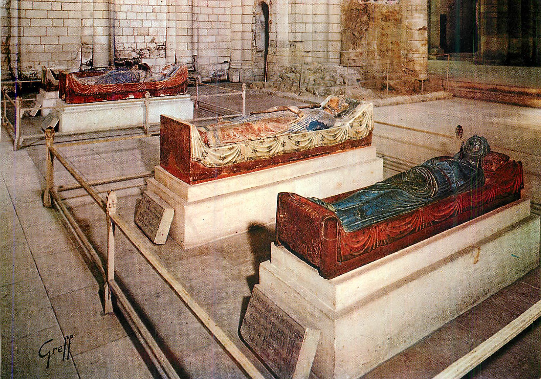 CPM Abbaye de Fontevraut (Maine et Loire) Tombeaux des Plantagonels eleves aux 12 et 13e s ou reposnent Henri II d'Angle
