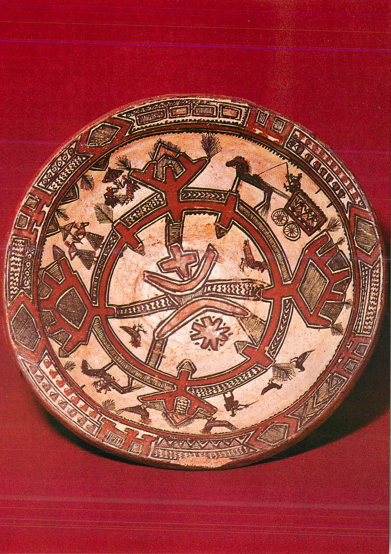 Plat décoratif berbère — motifs géométriques et animaux — Musée National des Arts Africains et Océaniens, Algérie