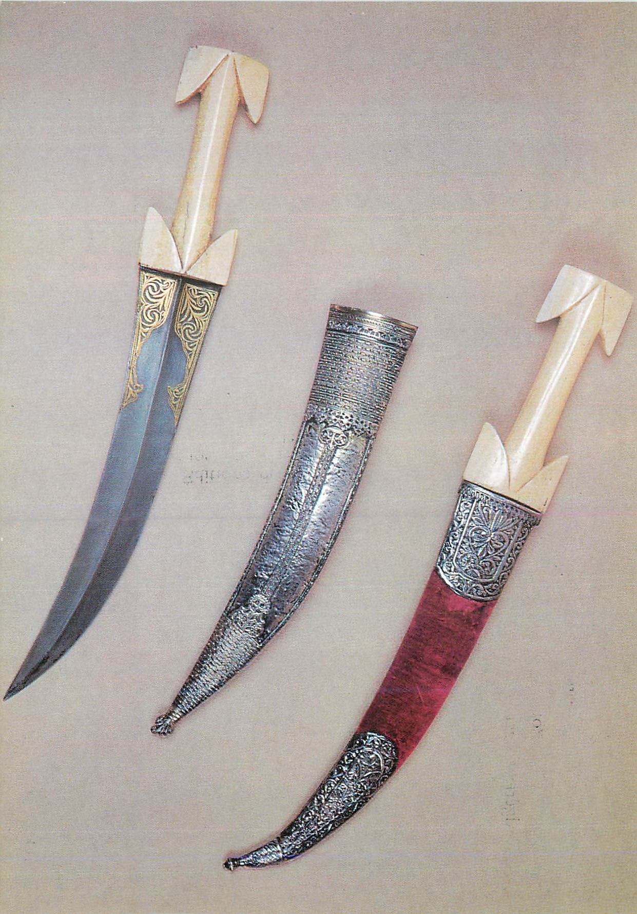 Poignards maghrébins — XVIIIe siècle — Musée National des Arts Africains et Océaniens, Paris