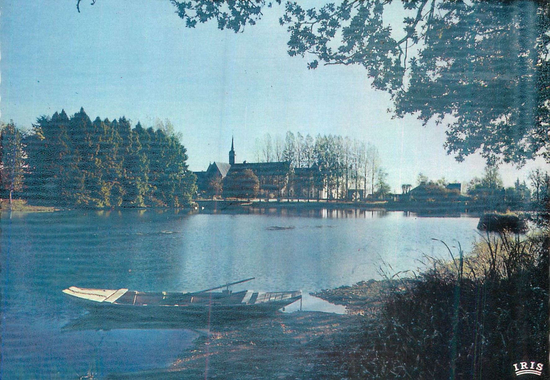 Abbaye de Melleray — L'Ensemble du Monastère au bord de l'étang — Éditions Hodobert, Massy