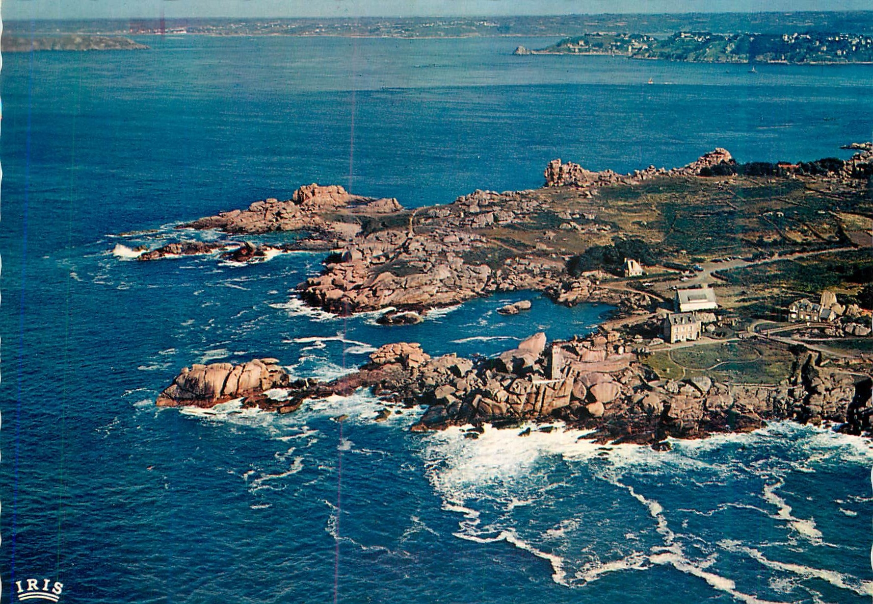 CPM Ploumanac'h en Perros Guirec La Pointe de Poulmanac'h Le Phare la Cote la Pointe du Chateau